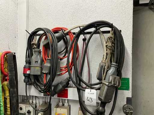 Mnóstwo kabli zasilających i wtyczek