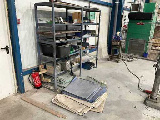 Lagerregal mit Inhalten