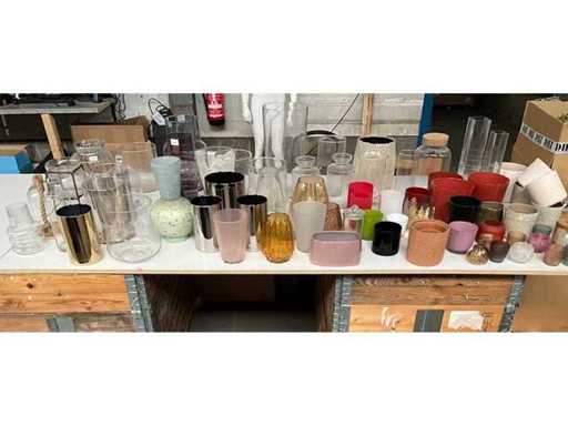 Mescola vari oggetti di vetro, inclusi vasi e vasi di piante