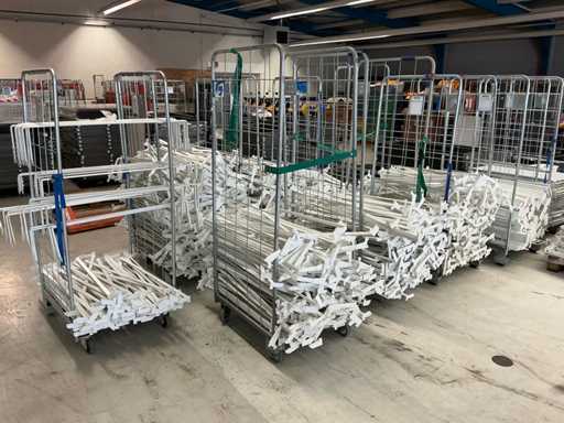 Grande lotto di varie aste per scaffalature