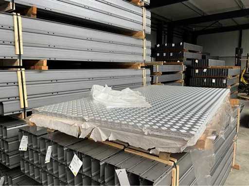 Aluminum checker plate (13x)