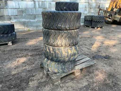 4X Kende Rock Grip 12 R16.5 Band, wiel en velg