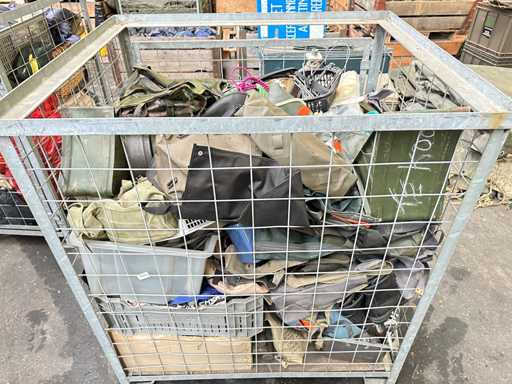 Cu?c? de sârm? cu diverse echipamente militare