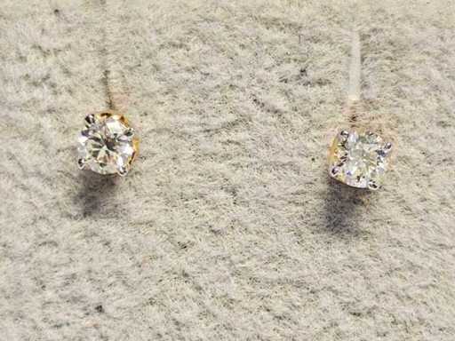 18 KT Yellow Gold Earring With Natural Diamond