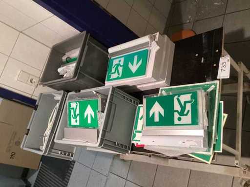 Notausgangsbeschilderung beleuchtet und unbeleuchtet