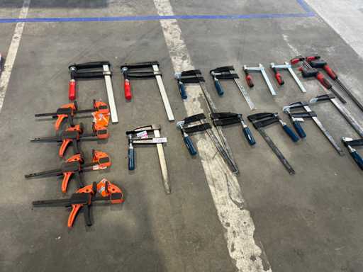 Diverse m?rci de lipici / cleme cu ?urub (18x)