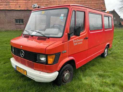 Véhicule commercial Mercedes-Benz 208