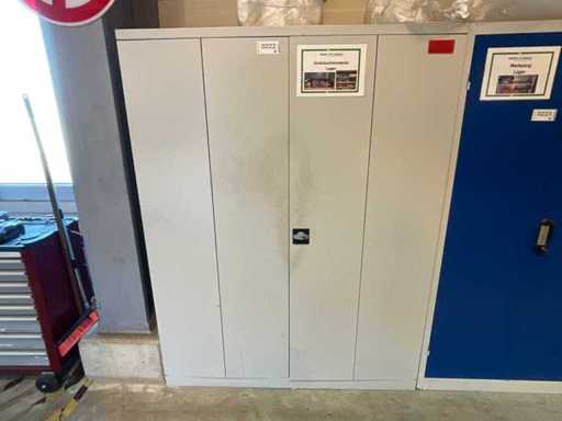 Armadio a 2 porte con contenuti