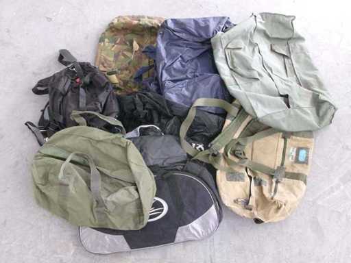 Mélange de sacs de transport, partiellement défectueux, dans une boîte en bois (G2) (24x)