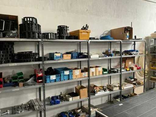 Półki SSI Schaefer z czteroczęściowymi elementami z łańcuchami energetycznymi i częściami maszynowymi