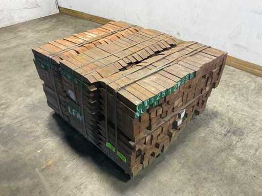 Poteau de jardin en bois dur Azobé pointu 40x5x5 cm (720x)