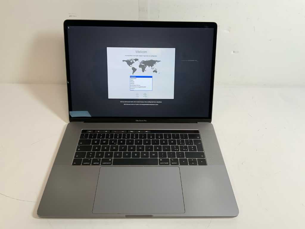 Apple MacBook Pro 15,4", Core(TM) i7 8. generacji, 32 GB RAM, 251 GB NVMe, AMD Radeon Pro 555X 4 GB Laptop