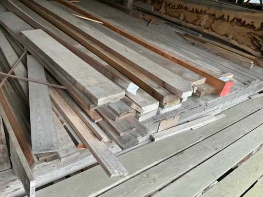 Série de diverses poutres et planches
