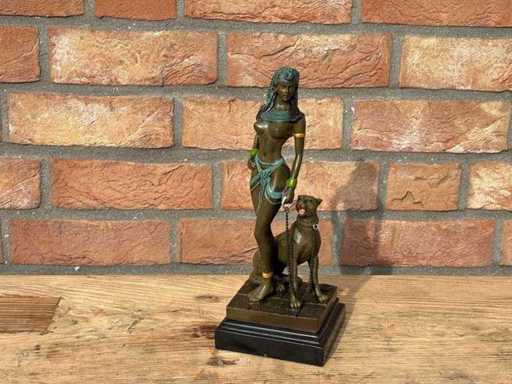 Kleopatra Skulptur mit Hund 