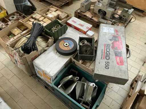 Stock d’accessoires, de pièces détachées et de stocks d’entrepôt