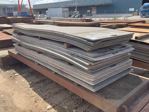 Batch of road plates (approx. 33x)