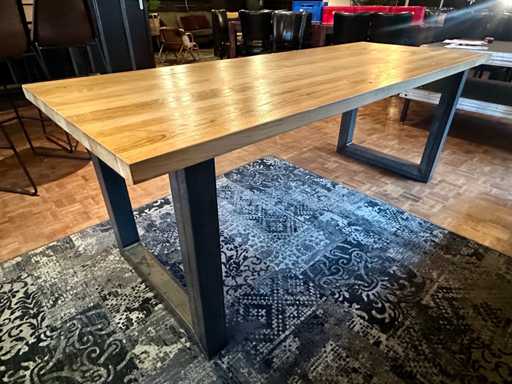 Houten eetkamertafel met U-poten