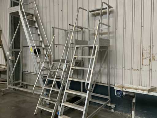 Solid landing staircase