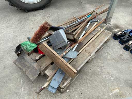 Partij divers tuingereedschap