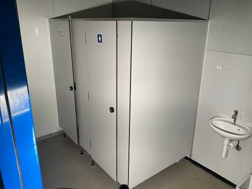 2 cabines de toilettes