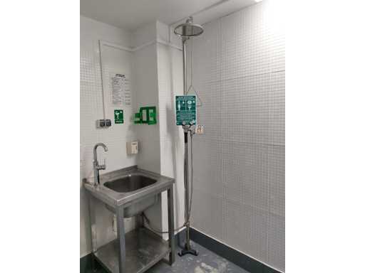   Douche de sécurité et station de lavage des yeux 