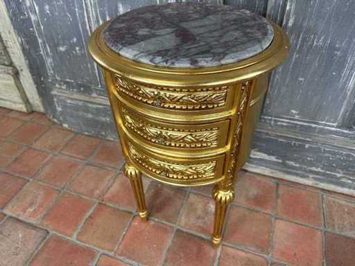 Louis occupa il tavolino laterale