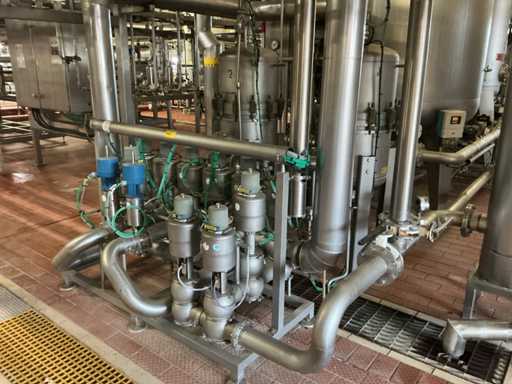 Układ zaworowy i zestaw filtrów