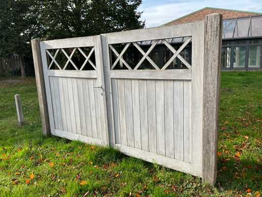 Poarta Gr?dinii Iroko