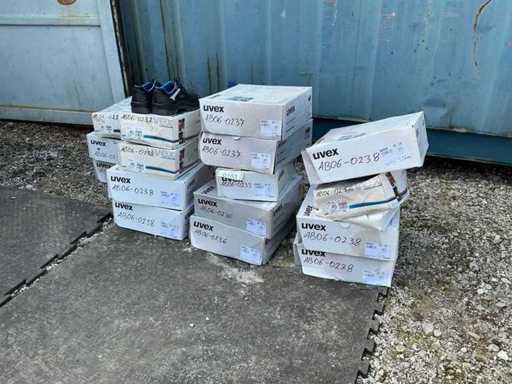Safety shoes in various sizes (17x)