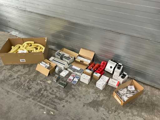 Lotto di materiale di commutazione e accessori elettrici