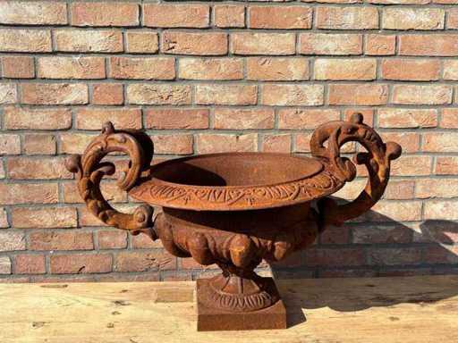 Vaso di fiori in ghisa