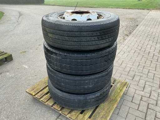 Opona ciężarówki ma felgę (4x)