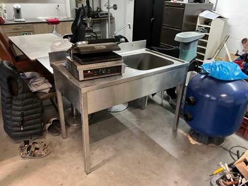 Kitchen layout stainless steel with sink + grill