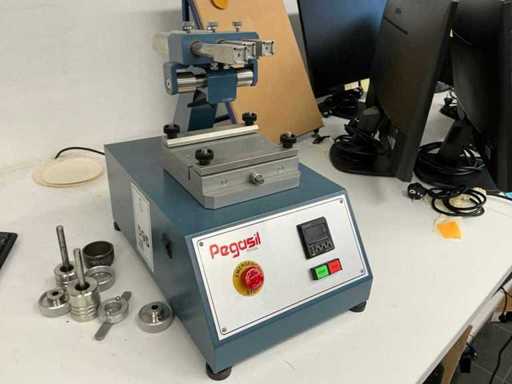 Machine de laboratoire ZIPOR EL-83/3 2015 pour tester la peau et la matière