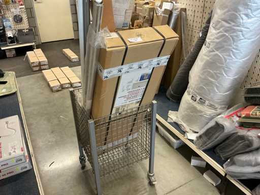 Właz bagażowy i różne moskitiery w wózku