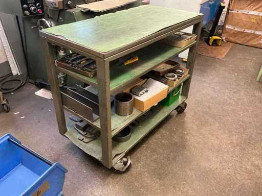 Carrello degli attrezzi con contenuti