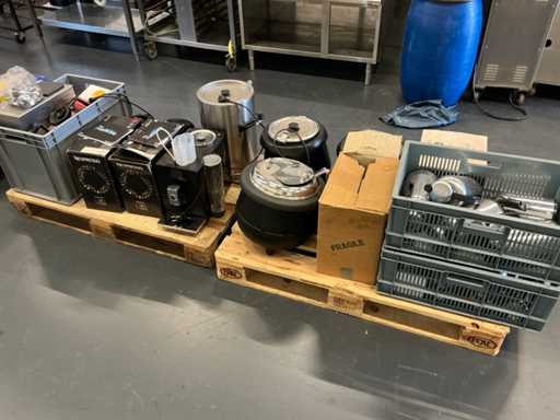 Diverse koffiemachines en toebehoren, thermoskannen, juicer, soepketels, juicer, broodrooster USA