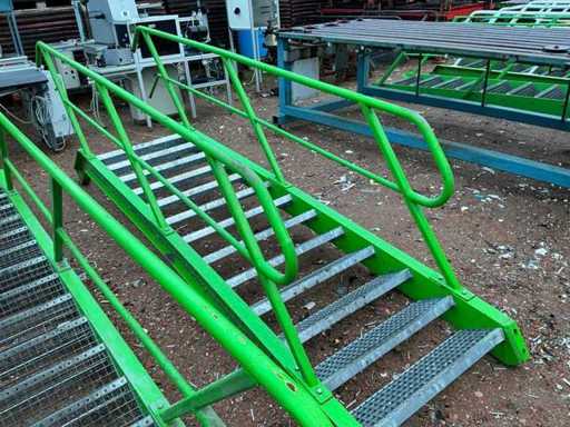 Scară de oțel cu platformă