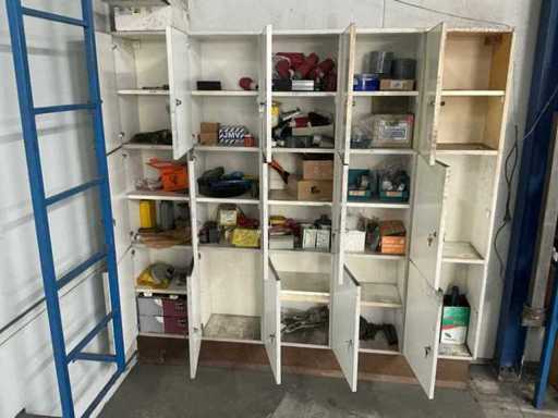 Spindschrank mit Inhalt