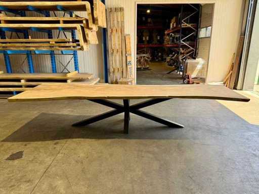 Stolec pnia drzewa suar 410 cm.