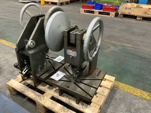 Handbediende ponsmachine