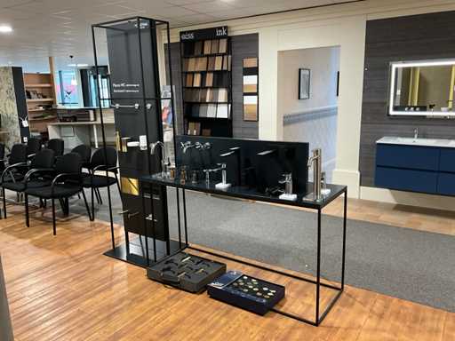 Esposizione con vari accessori per WC e rubinetti (2x)