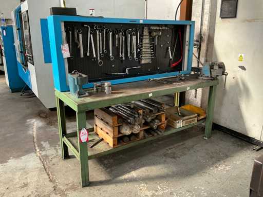 Werkbank mit Werkzeughalterplatte