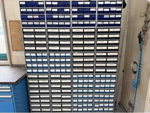   Rack de petites pièces avec matériaux de montage