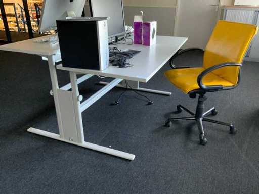 Table de bureau avec chaise de bureau