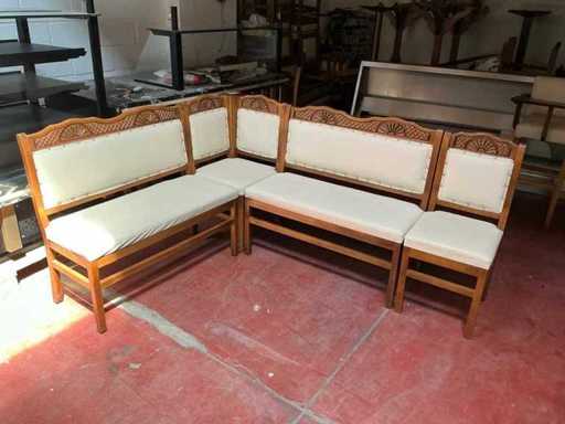 Des tables, des chaises et des bancs. Chaises, tables et bancs de traiteur.