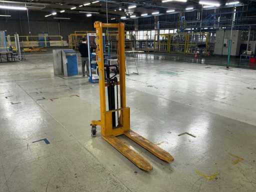 Manutan MT1015 Stacker 2016