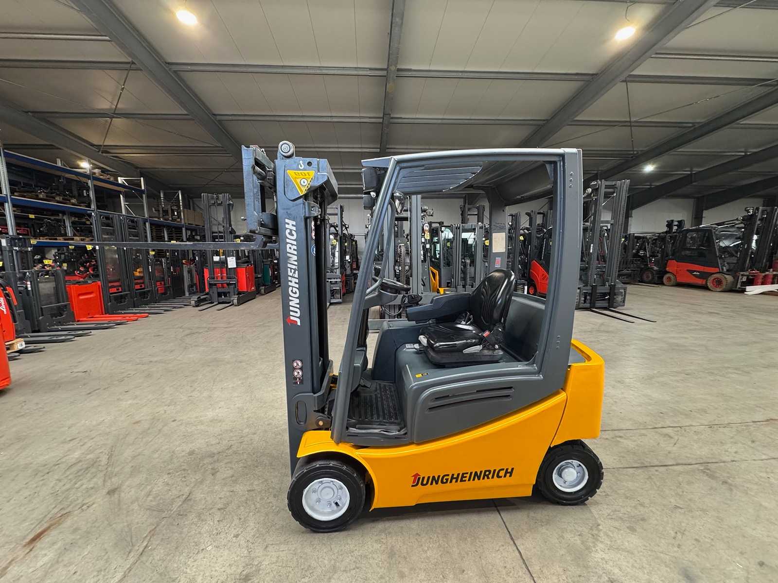 10/2022 Jungheinrich EFG318 1,800kg Triplex 450cm Electric Forklift Forklift 8,343 Hours