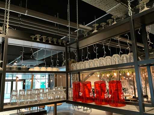 Partia szklanek do picia