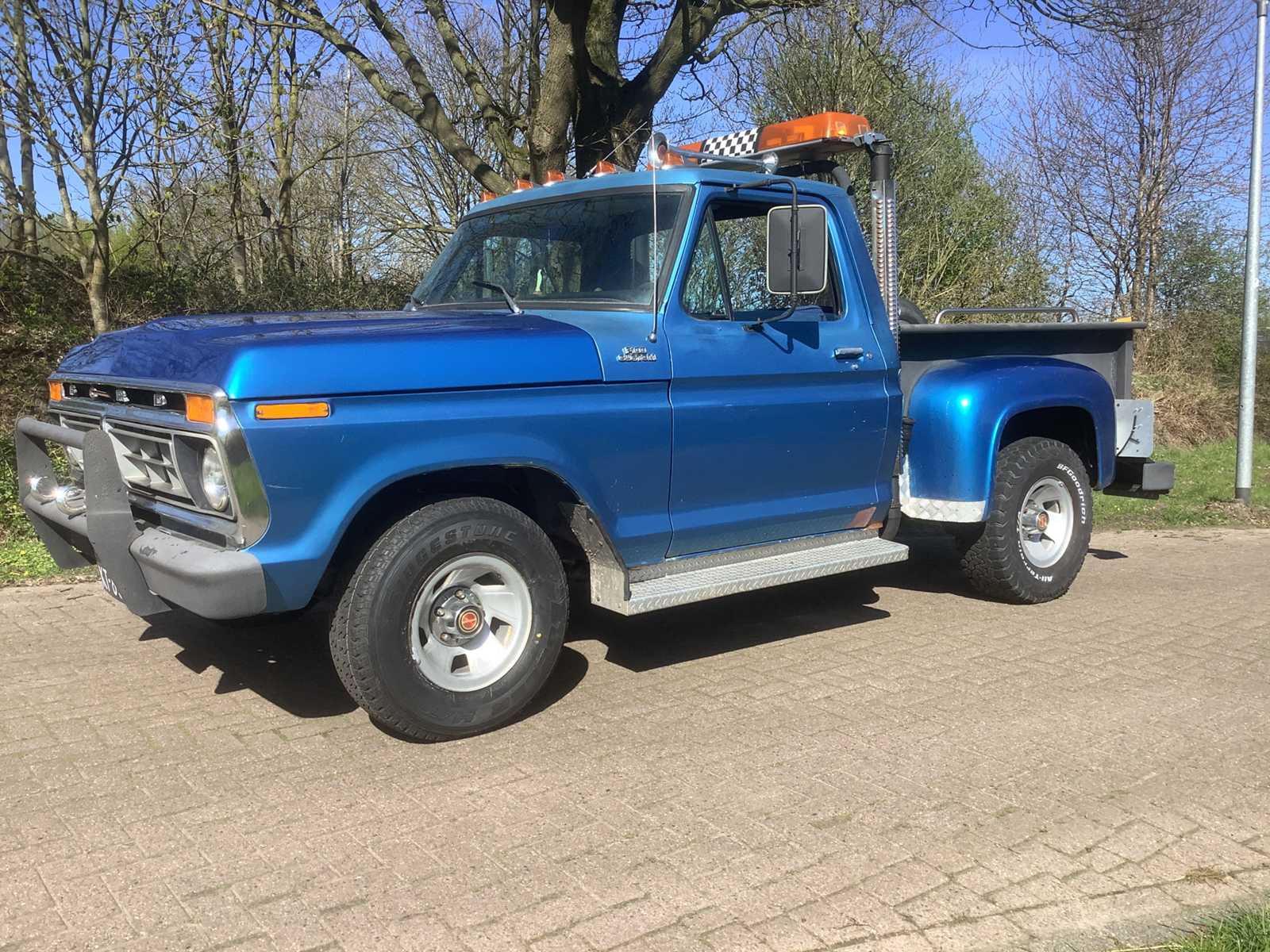 Ford F 100 z 1977 r. – klasyczny samochód
